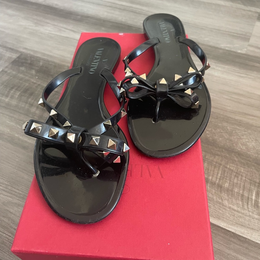 Valentino Garavani Rockstud Thong Sandals